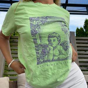 Säljer min coola, gröna t-shirt med ett ängelmotiv från Reclamed Vintage👼👼 I bra skick! DM:a för fler bilder/frågor:) 