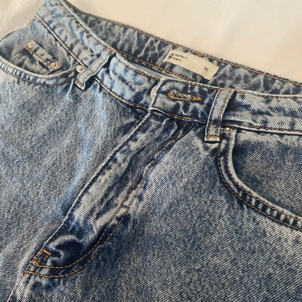 Säljer mina jeans i strl 36 från Gina tricot då de är för stora för mig. Endast testade. Inköpta för 499 kronor, säljes för 275 kronor. Dessa är i färgen mid blue snow.. Jeans & Byxor.