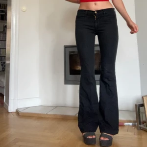 Bootcutjeans  - Skitsnygga svarta, lågmidjade bootcutjeans. Köpta second hand men har själv aldrig använt. Jag är 171 cm för referens. 