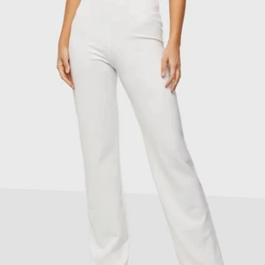 Vita byxor från Nelly - Vita byxor från Nly One i modellen ”straight crepe pant”. Storlek 36. Aldrig använda. Nypris 299kr.