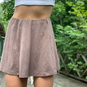 Fakemocka kjol - Jättefin kjol i fakemocka. Från forever 21. Vet ej storlek men passar mig som brukar ha S!❤️ fraktkostnaden är ungefärlig, kollar upp vid intresse. 