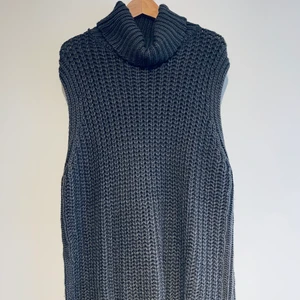 Stickad lång väst från H&M - Stickad lånd väst med polokrage från H&M i stl M. Endast använd en gång. Så i nyskick. Mörkgrå.