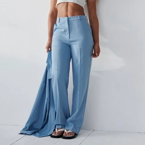 Angelica Blick x Nakd - Slutsålda raka blåa kostymbyxor från Angelica Blick x Nakd kollektionen, skriv för mer info och bilder. Köpt är köpt, köparen står för frakt💕