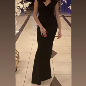 KLÄNNING SVART  - Använd 1 gång väldigt fint skick 