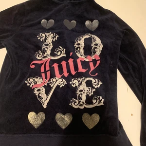 Juicy couture zip up - Unik mörkblå juicy couture zip up💗💗 bra skick förutom hjärtarna på baksidan som har spruckit men inget man tänker på enligt mig! Strl M men den är liten i storlek. Köpare står för frakt  