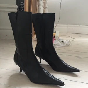 Klackskor - Klackskor som är oanvända! Spetsiga tår med lågklack!