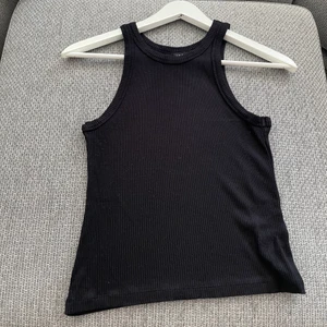 Trendigt svart linne - Ett basic ribbat linne i strl xs från Lindex. Använd ett fåtal gånger❤️