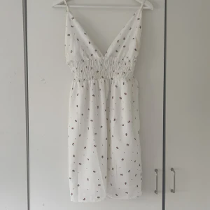 Klänning - Klänning med supergulligt mönster från SHEIN, använd 1 gång❤️‍🔥 det är en L men sitter som en M