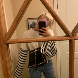 Väska med nitar - Säljer denna väska med nitar! Liknande valentino😚