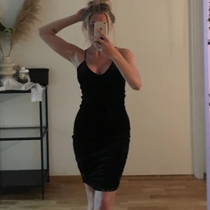 Klänning - Svart klänning, aldrig använd 