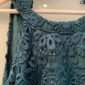 Grön Klänning  - Säljer dessa jätte jätte fina gröna klänning som har knappt används. Passar så himla bra och är väldigt flattering ❤️ Köparen står för frakt som är inte inkluderat i prisen ✨✨✨