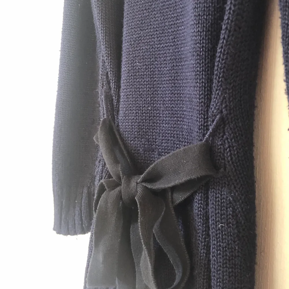 Mörkblå stickad kofta med luva,fickor och svart ”bälte”. Onesize. Skicka gärna ett meddelande vid frågor! . Tröjor & Koftor.