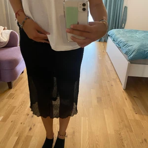 Sheer kjol  - Säljer min helt oanvänd kjol från & other stories 🌸 den är sheer på utsidan och har en kortare kjol på insidan. Köparen står för frakt som är inte inkluderat i prisen ☀️💞