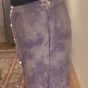 Lindex lila marmor kläder - Lila marmor byxor från lindex. Orginal pris är runt 200kr. Midjemått: 27cm. Längd: 70,5-71cm. Köpt 2021. Bekväma och väldigt nya.