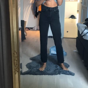 Ragged jeans storlek 34 - Mörkgrå raka jeans från Ragged i storlek 34, med en riven detalj vid ena bakfickan (se bild). Jeansen är i 100% bomull och aldrig använda då de tyvärr var aningen små :// kan mötas upp i Stockholm alternativt skicka 