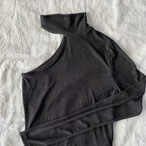 En tröja med en ärm och polo från ginatricot💙 aldig använd! Strechigt material