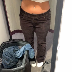 Lågmidjade jeans  - Lågmidjade mörkbruna jeans i Manchester material. W30/L32💙 skriv privat för fler frågor/bilder💙 köpta secondhand 💙