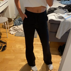 Kostym byxor  - Svarta kostymbyxor från bik bok i fint skick. 