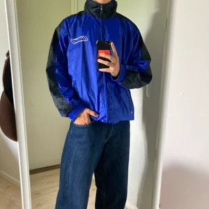 Vintage Nike Jacka - Otroligt snygg Nike jacka i bra skick, förutom att det nedre resår snöret är sönder!  Sitter lite större än Large, nästan uppe på XL  Nike tryck både fram och bak och väldigt bra passform + medföljande luva!  Bara att höra för fler bilder, mått eller frågor! 