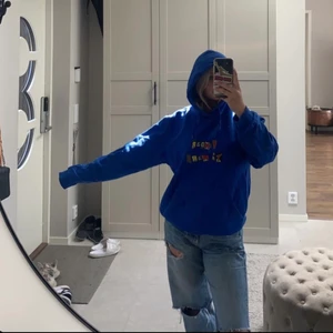 Hov1 hoodie - Lägger ut ännu en gång pga oseriös köpare...🙄 Hov1 hoodie som är slut. Köptes för 600kr. Bra skick, jag bär vanligtvis S/M på kläder och den sitter inte tajt. Buda från 300kr eller köp direkt för 400kr! Jag står för frakten🥰 lagt bud är lagt! 
