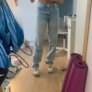 Ljusa jeans - Fina straight leg jeans i modellen ”TAIKI” från monki. Jag är 162cm. Nypriset är 400kr