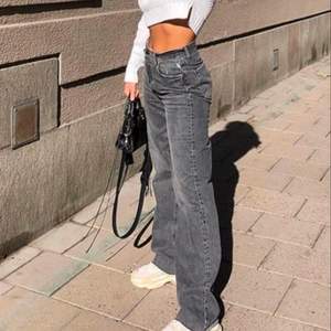 Säljer mina gråa full length mid rise jeans ifrån zara i storlek 38💖 första och andra bilden är lånade💕 Slusålda överallt! Jättefina och i superfint skick💖