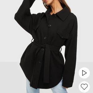 Kappa med med knytning  - Säljer denna fina kappa med knytning i midjan från Nelly. 🤍 Köpt för 699 förra året och säljer nu för 100kr + frakt. Kappan är i storlek 34 men passar över 36 och möjligtvis 38. Perfekt till hösten och vintern! 