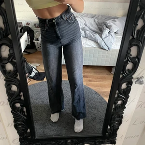 High waisted zara jeans - Säljer nu mina fina högmidjade jeans från zara i en fin mörkgrå färg pga att dom inte blir använda längre. Inga defekter och är i jätte fint skick. Passar mig som är 165-167cm i längden. Jeansen är slutsålda på hemsidan.💕