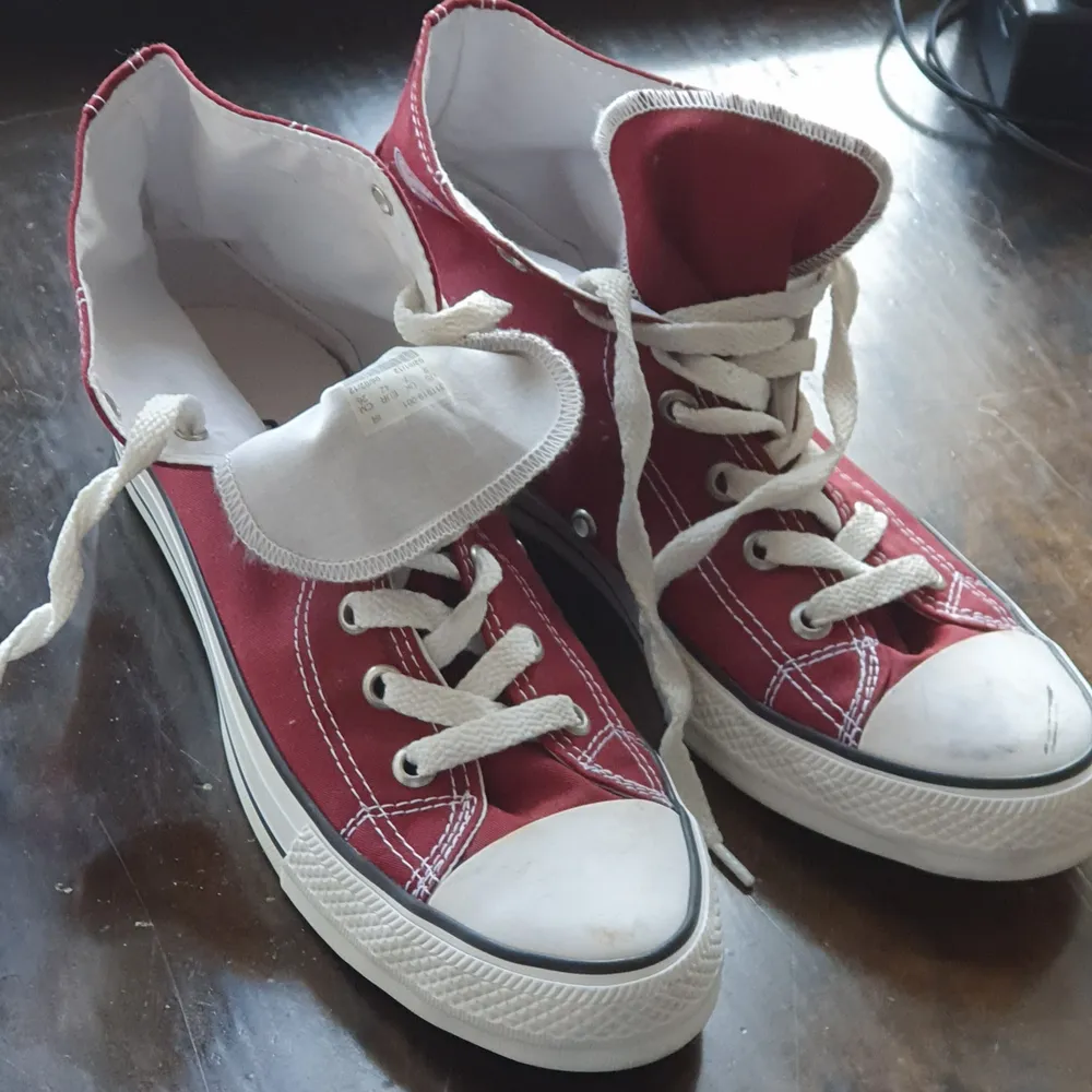 Säljer min vin röd( maroon) converse som är I mycket bra skick och passar stk 41_ 42 och till båda kön säljer de eftersom de passar inte. Jag fick dem från en vän som köpte dem i England och användade 4 gånger.De hehöver bara att tvätten.Finns fler bilder och bud I kommenterna . Skor.