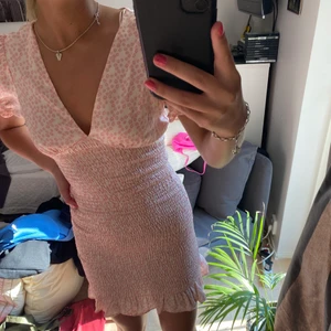 Zara klänning  - Så fin klänning från Zara, den är i nyskick. 