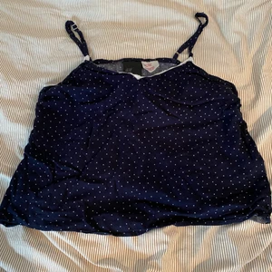 Pyamas set - Säljer detta supersöta pyamas-set från H&M i storlek Small. Setet är mörkblått med vita prickar och en vit spetskant. Köpt för 299 säljer nu för 30kr + frakt 😍