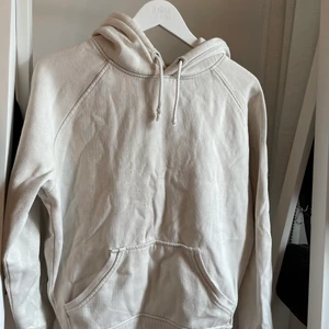 Vit hoodie  - Vit hoodie från bikbok. Tyvärr blivit lite nopprig - därav priset. 