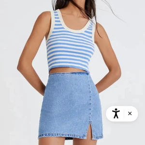 Linne från Pull and bear - Säljer detta linne från pull and bear som jag köpte i Stockholm denna sommaren. Säljer för att den inte kommer till användning längre.💗 säljer även ett likadant i orange 