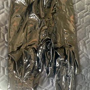  Lackbyxor  -  Säljer dessa lack byxor från Gina Tricot därför de är försmå för mig, aldrig använda💕