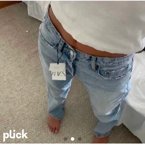 Zara mid rise jeans - Säljer ett par jättesnygga och trendiga jeans från Zara i modellen mid rise, storlek 32💕 De är helt nya endast testade med prislappen kvar❤️ Perfekta i längden på mig som är 166❤️ Skriv om du har frågor eller funderingar😘