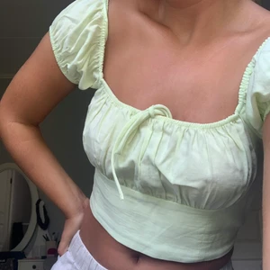 Ljusgrön topp - Säljer en superfin topp från Zara som jag köpte i våras men har aldrig kommit till användning. Storlek S. Frakt tillkommer 💕