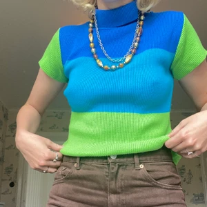 Vintage blå & grön tröja - Köpt på beyond retro. Skönt tyg och bra stretchig passform. Kan mötas i Stockholm.