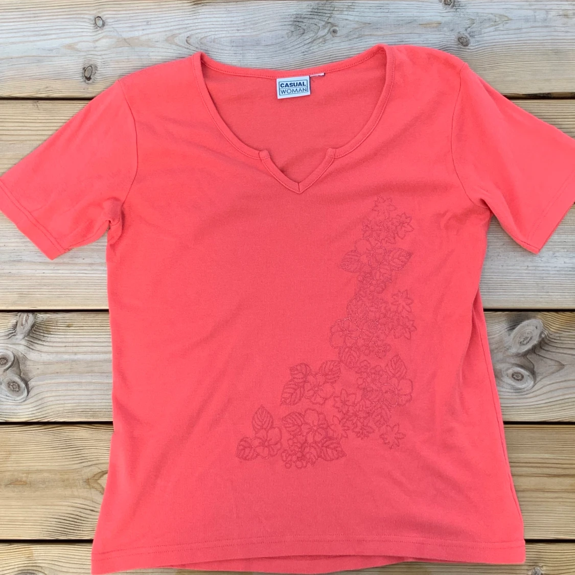 Topp med blomdetalier