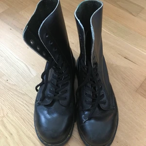 Dr Martens kängor  - Sparsamt använda dr martens - lädret är inte som de nya är - detta är mer tjockare och mattare. Flärparna är borta / annars okey skick! Frakt tillkommer 