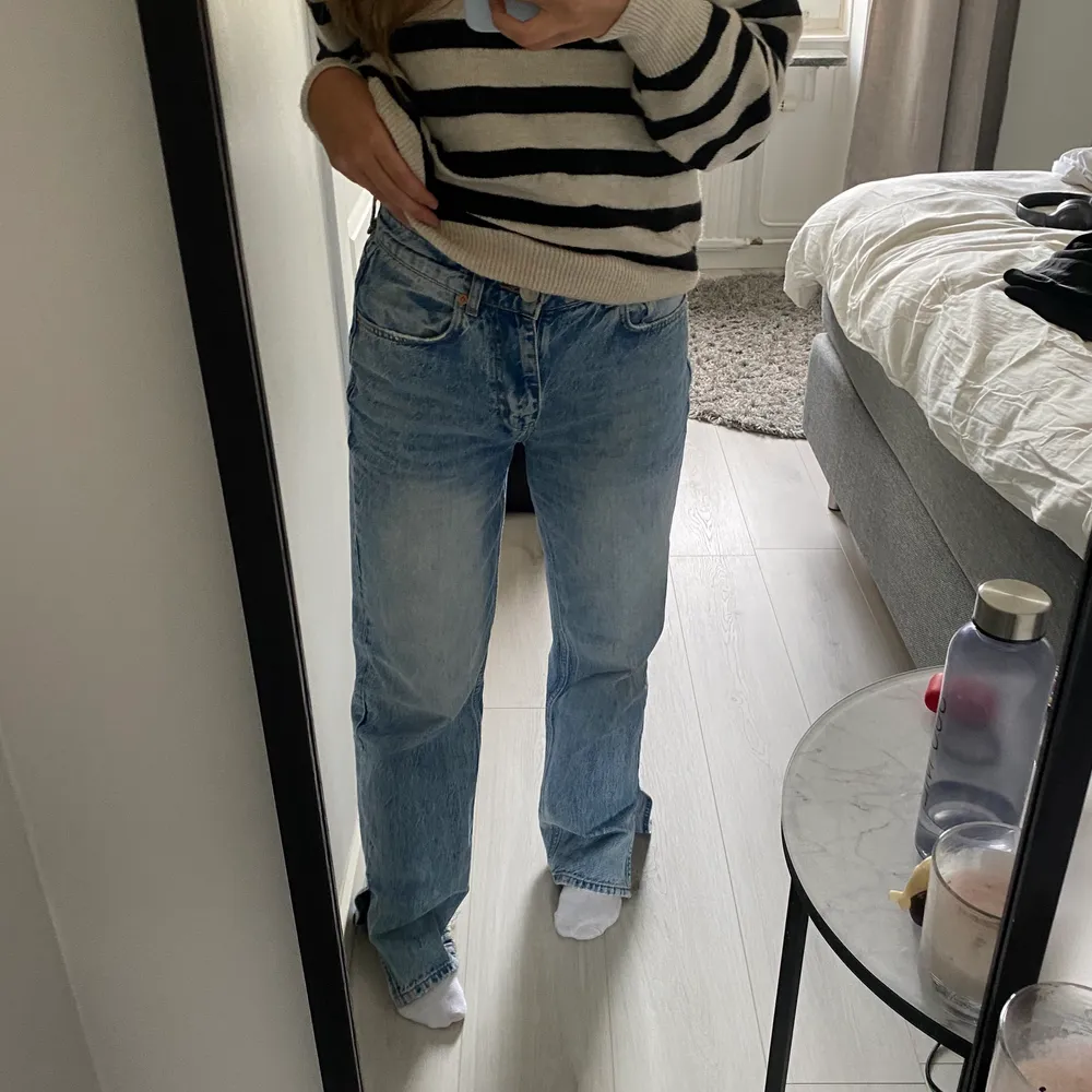 jeans med slits från Gina tricot!! Jag är 167 och dom är lite långa för mig, därför lite slitna längst ner på kanten💙. Jeans & Byxor.