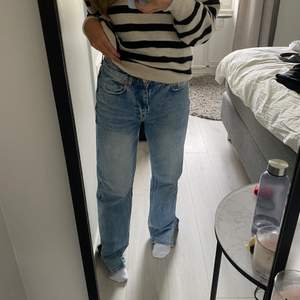 jeans med slits från Gina tricot!! Jag är 167 och dom är lite långa för mig, därför lite slitna längst ner på kanten💙