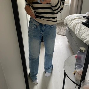 jeans med slits - jeans med slits från Gina tricot!! Jag är 167 och dom är lite långa för mig, därför lite slitna längst ner på kanten💙