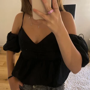 Topp  - Säljer denna fina toppen från H&M aldrig använt och har prislappen kvar💗 Om man vill kan man klipp av armarna från toppen 👍🏼 Skullle passa någon som xs till m 