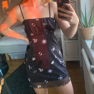 Svart mönstrad klänning - Jättefin klänning som inte kommer till användning, i storlek M men skulle säga att den är mer som en S😝