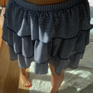 Rutig volangkjol - Säljer min populära zara kjol med volanger. Den är i storlek 36 men passar 38or också! (Inte min bild)