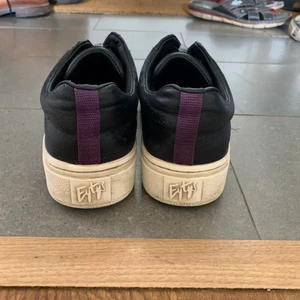 Eytys - Svarta basic skor från Eytys! Så snygga men tyvärr använder jag dem inte tillräckligt. Sparsamt använda men tecken på användning finns ändå lite. 