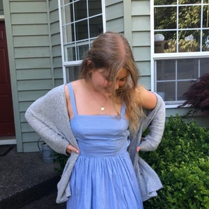 Söt klänning från Urban Outfitters - Söt klänning med knappar och slits från Urban Outfitters 