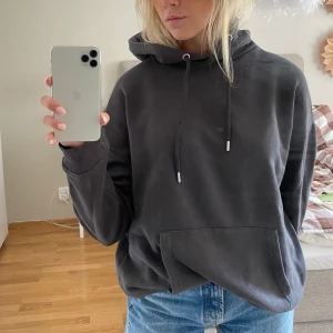 Hoodie - Svart/grå hoodie från Nelly s egna märke. Köparen står för frakten