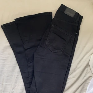 Svarta boot cut jeans - Säljer dessa svarta Boot cut jeansen från Gina Tricot! De har tyvärr blivit för små. Jättefina! Frakt tillkommer!