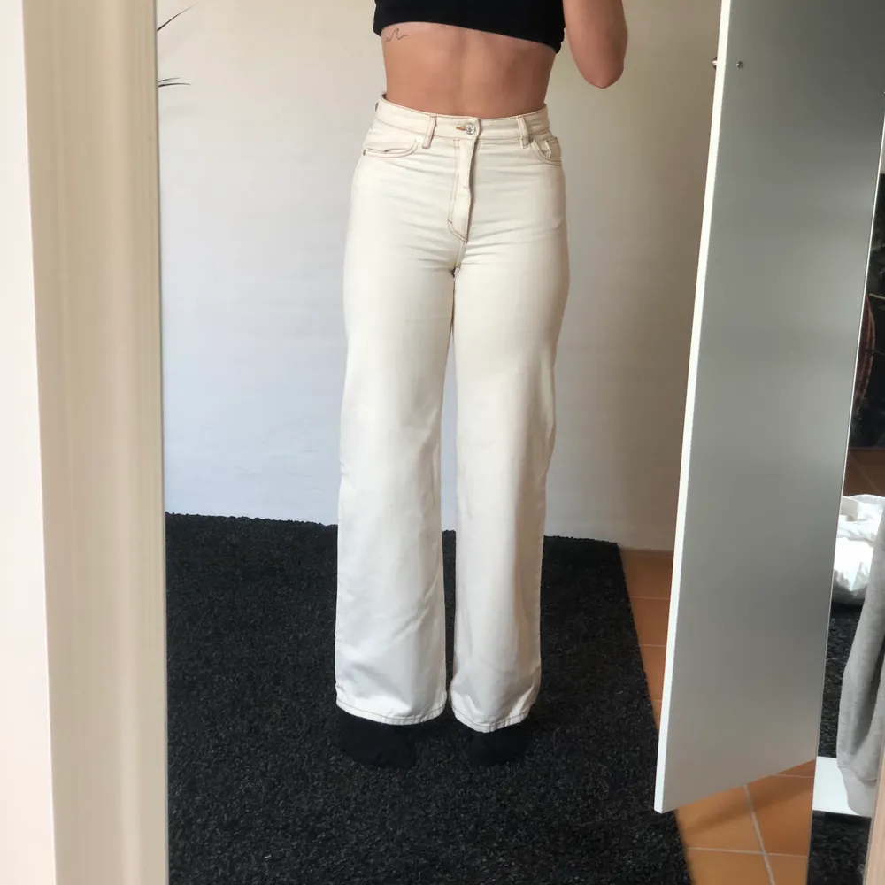 Säljer dessa jeans som jag älskar såååååååå🌸 vuxit ur tyvärr;( 25 i waist 💞. Jeans & Byxor.